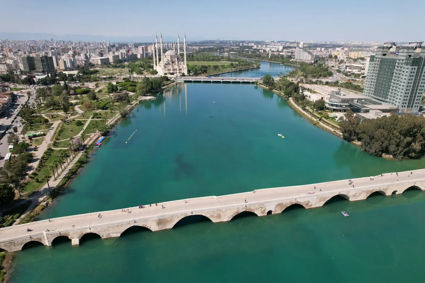 Adana, Seyhan nehri ve Taşköprü'nün havadan görünümü