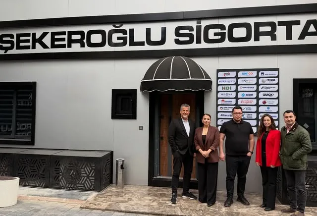 Şekeroğlu Sigorta ofisinin cephesi, tabela ve sigorta şirketleri panosu