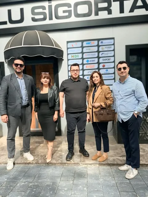 Ofis girişinde misafirlerle