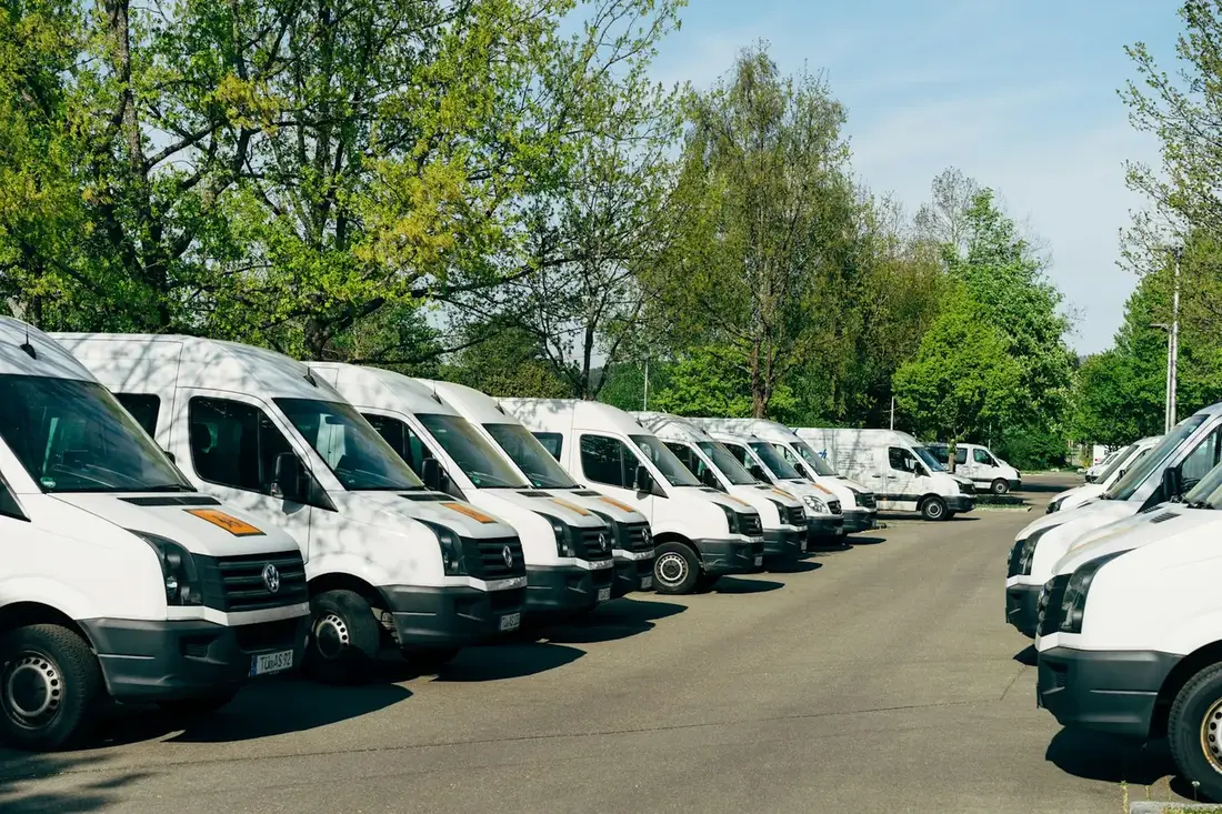Yan yana park etmiş şirket araçları