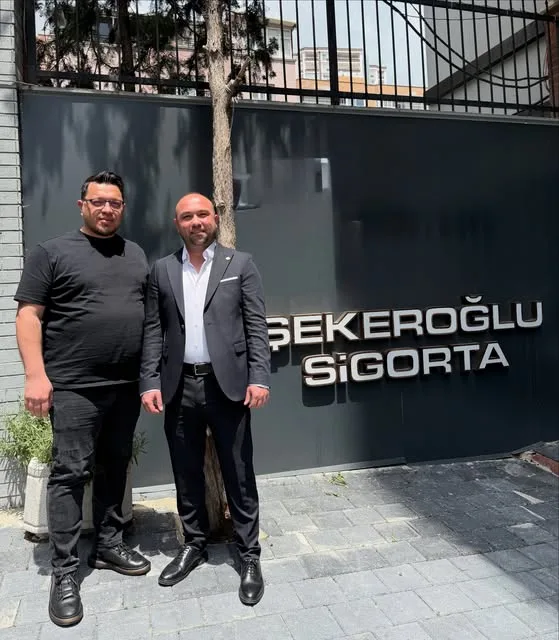 Şekeroğlu Sigorta tabelası önünde